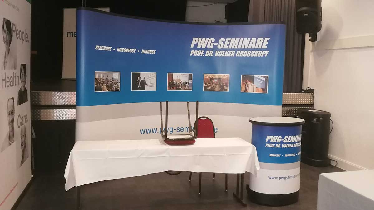 Aufgebauter Messestand der PWG-Seminare aus dem Jahr 2018 einschließlich Counter Table